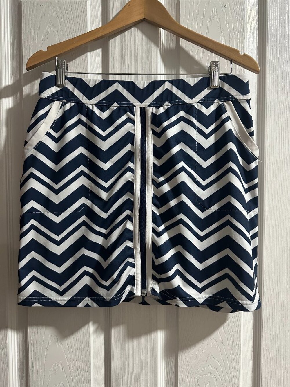 Golf Skort Belyn Key Chevron Navy White Zip Front - Size Medium - Golf, Tennis